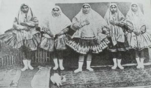 на снимката: наложниците на иранския владетел с балетни пачки