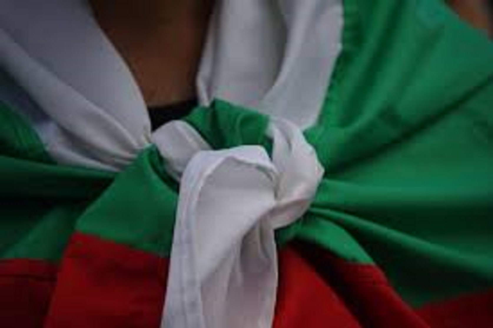 17-годишен запали българското знаме. Преди това хулиганът го откраднал от кметството
