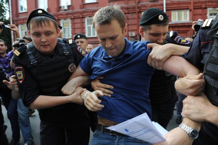 на снимката: Алексей НавалниГерманският канцлер Олаф Шолц похвали хвърления в