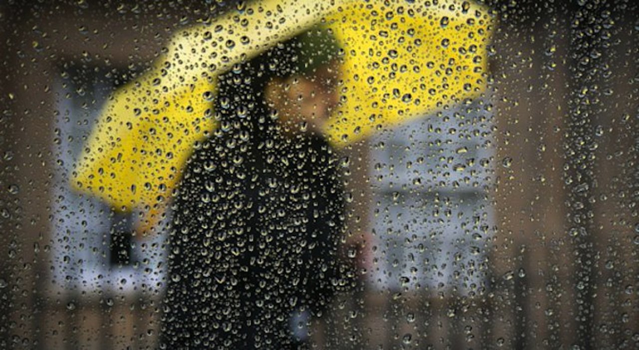 Днес 16 области са с жълт код за интензивни валежи