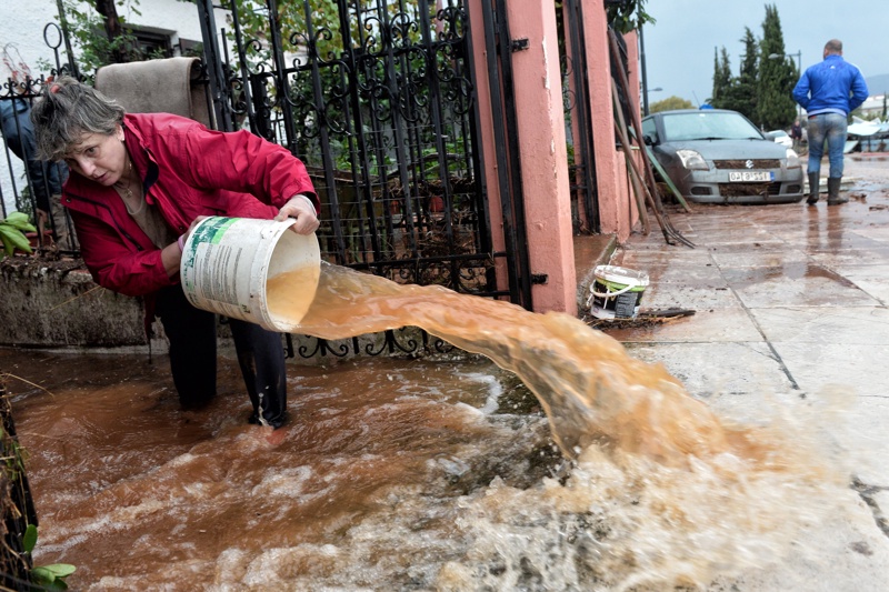 Στην Ελλάδα προειδοποίησαν για κίνδυνο μολύνσεων στις πλημμυρισμένες περιοχές