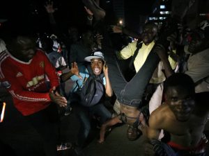 Zimbabweans celebrate after President Robert Mugabe resigns in Harare, Zimbabwe November 21, 2017. REUTERS/Mike Hutchings - RC15D215E8B0