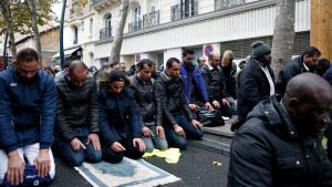 la-fg-france-muslims-street-prayer-20171110