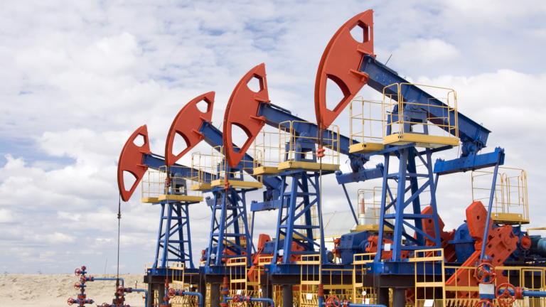 България ще спре доставките и преработката на руски петрол като