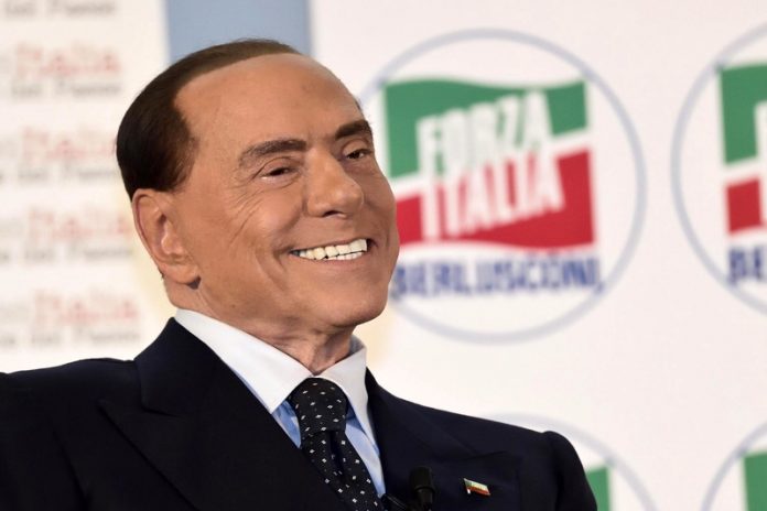 на снимката Лидерът на Форца Италия Силвио БерлускониОчаква се десният