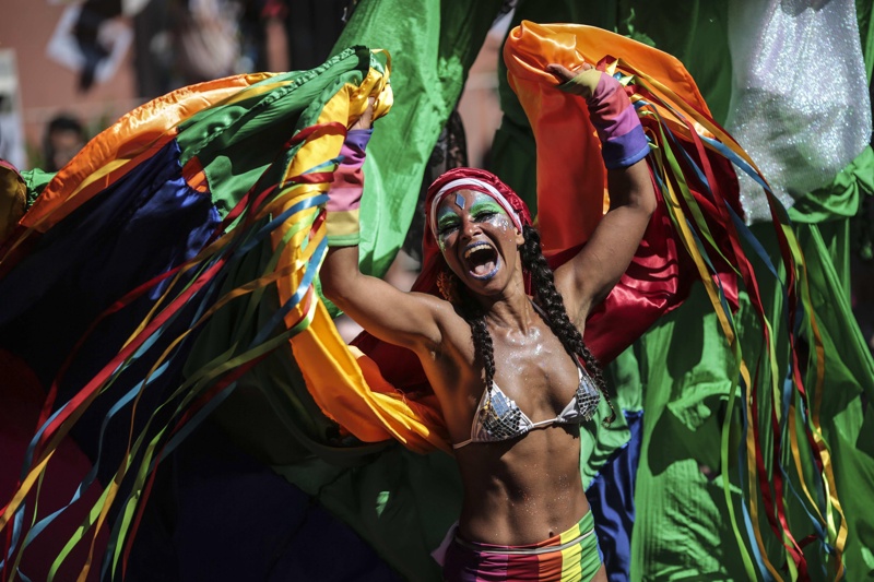 Блестящи карнавални костюми самба песни до зори и стотици празнуващи 