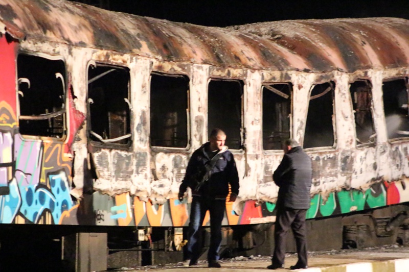 Незагасена цигара е запалила влак пътуващ от София за морето
