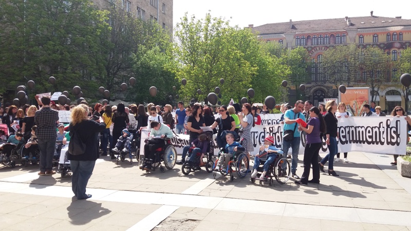 протест на родителите на деца с увреждания