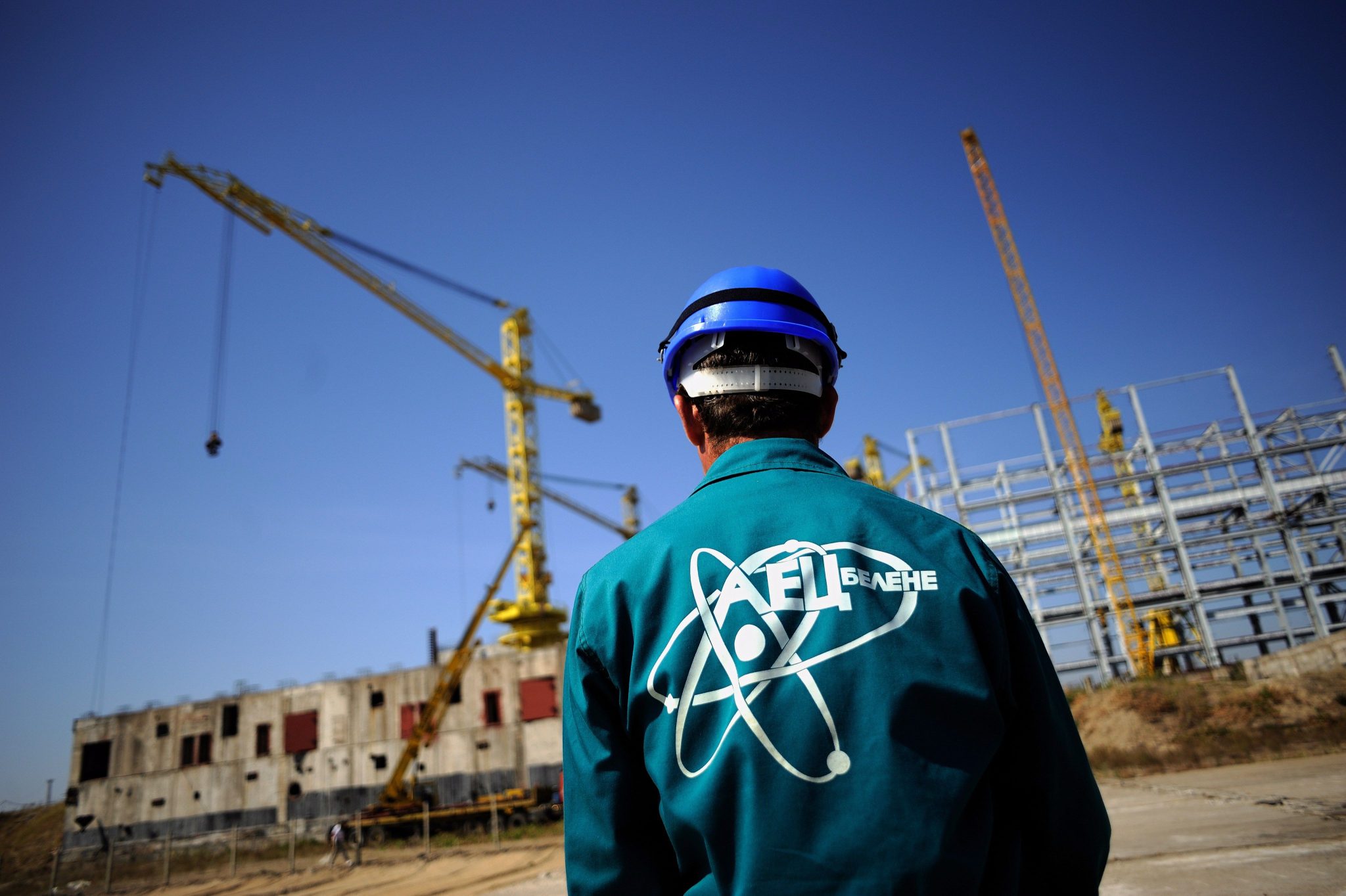 Двата реактора за АЕЦ Белене складирани на части край Дунава ще