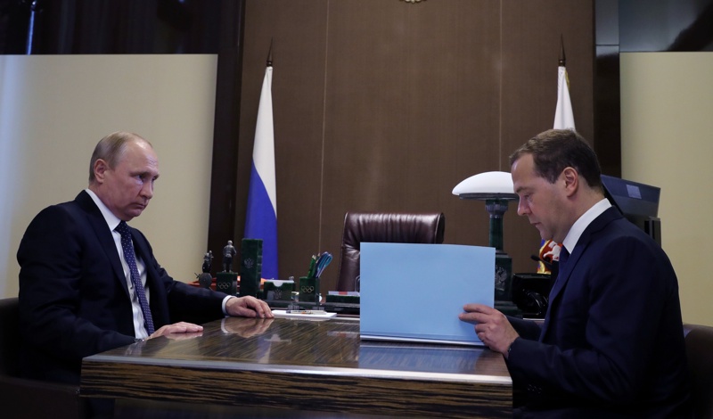 На снимката Владимир Путин и Дмитрий МедведевКак може да се