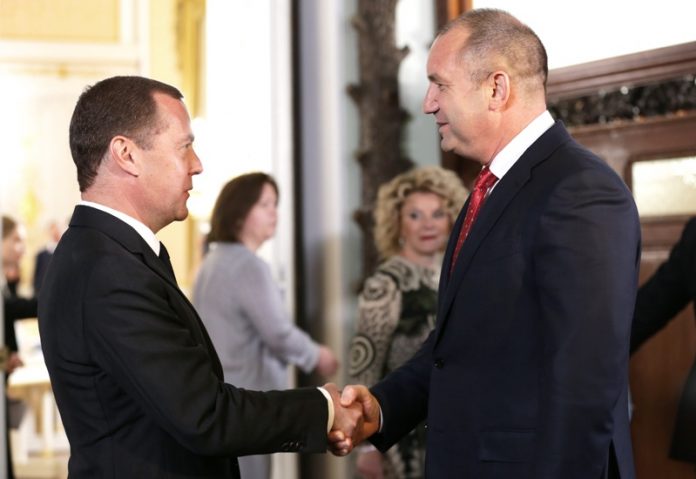 на снимката: Министър-председателят на Русия Дмитрий Медведев и президентът на България Румен Радев