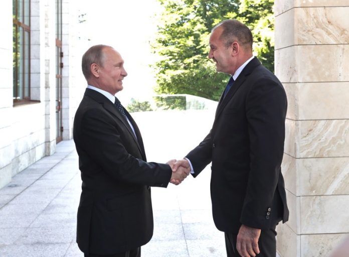 На снимката руският президент Владимир Путин и българският президент Румен