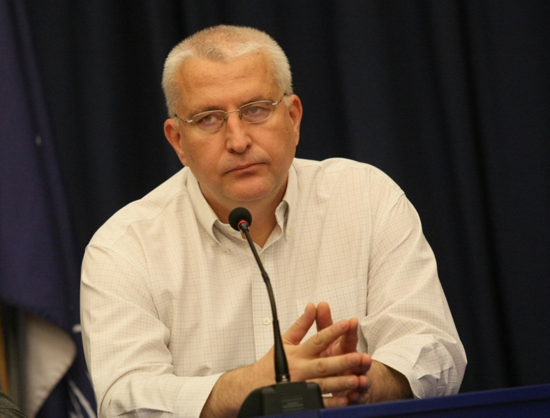 СподелиСветослав Малинов е ръководител на катедра Политология в Софийския университет
