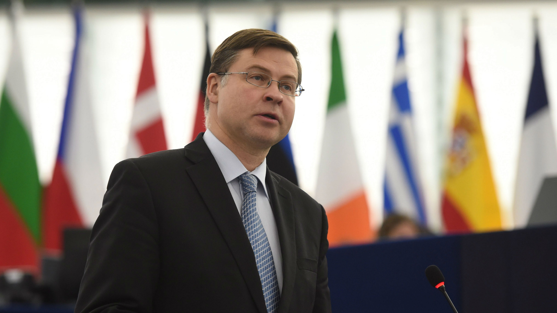 на снимката еврокомисарят Валдис ДомбровскисИзпълнителният заместник председател на Европейската комисия ЕК