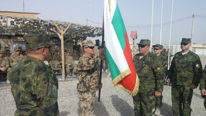 На официална церемония в Кандахар, Афганистан 36-ят български военен контингент прие изпълнението на задачите в мисията на НАТО „Решителна п