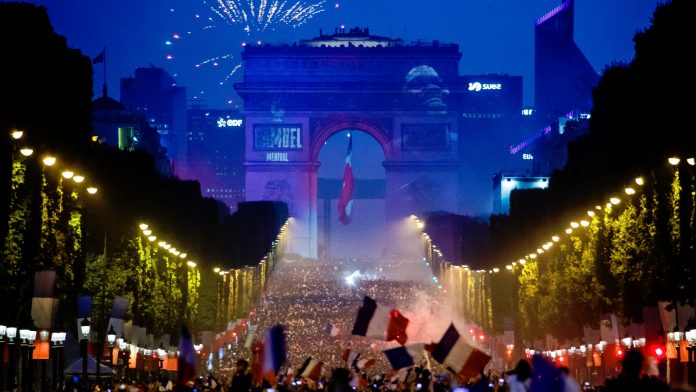 Цяла нощ продължиха празненствата във Франция след победата на световното първенство по футбол. Отборът на страната спечели финала в