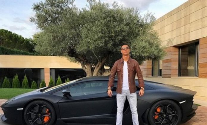 Бившата звезда на Реал (Мадрид) Кристиано Роналдо се разбра с испанските данъчни власти и отърва затвор за неплатени данъци. Португалецът се