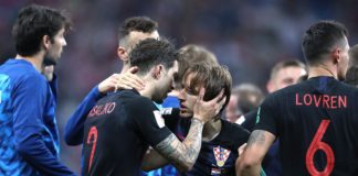 Удар понесе националният селекционер на Хърватия Златко Далич, след като един от основните му футболисти, ще пропусне полуфиналната среща от М
