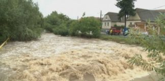 Двама души са се удавили през последните 24 часа в Североизточна Румъния, където проливни дъждове предизвикаха наводнения, пр