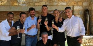 С чаша шампанско отбеляза трансфера си в Ювентус звездата Кристиано Роналлдо. Португалецът вдигна чашата в компанията на новия си шеф А