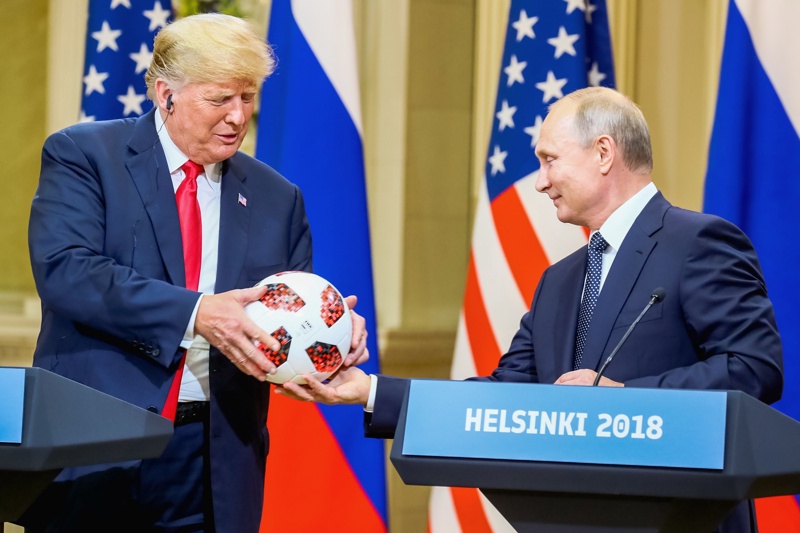 на снимката президентите на САЩ и Русия Доналд Тръмп