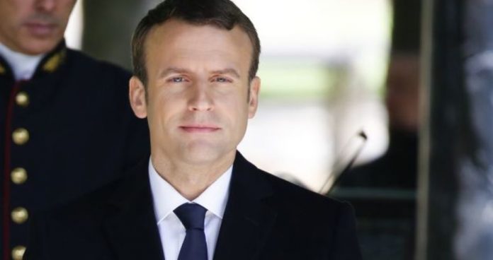 Във Франция бяха повдигнати обвинения на двама сътрудници на френския президент за на побой над протестиращи. Охранителят Александър Бенал
