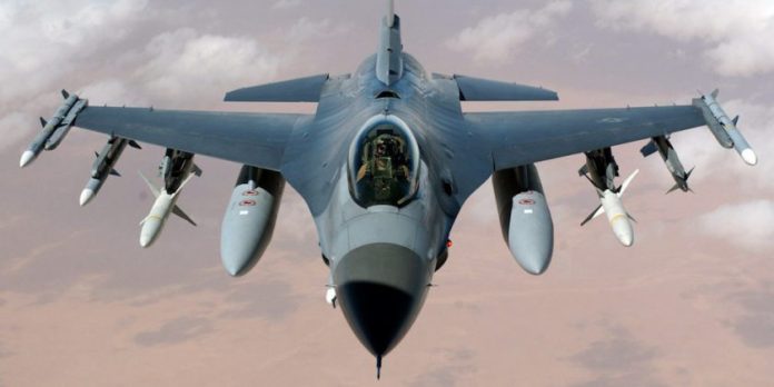 На снимката: изтребител F-16Парламентарната комисия по бюджет и финанси одобри