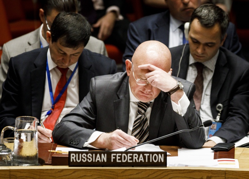 На снимката посланикът на Русия в ООН Василий НебензяИма поне