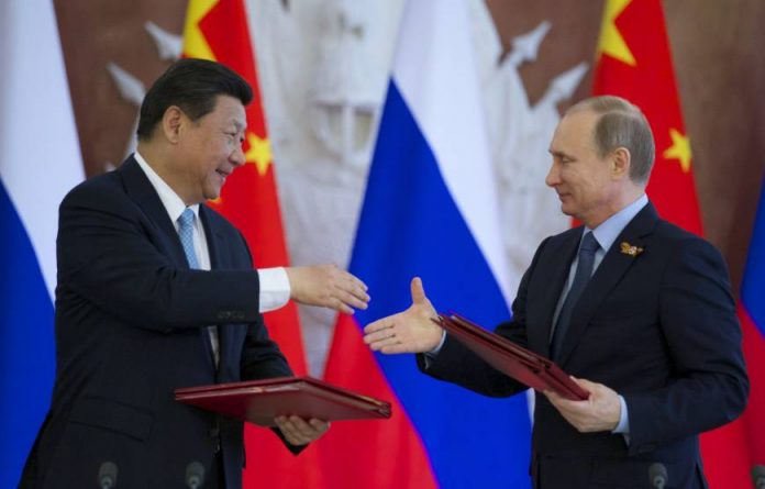 На снимката президентите на Китай и Русия Си Дзинпин и