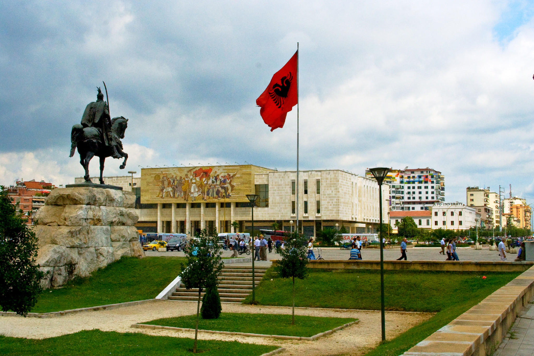 СподелиТрима служители в община Булкиза, Централна Албания, бяха арестувани от