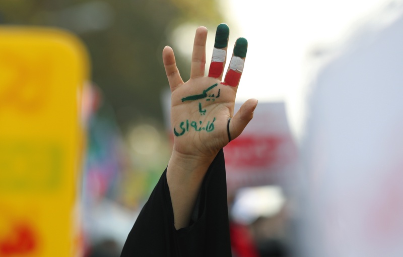Разтревожени родители протестираха вчера в иранската столица Техеран и в