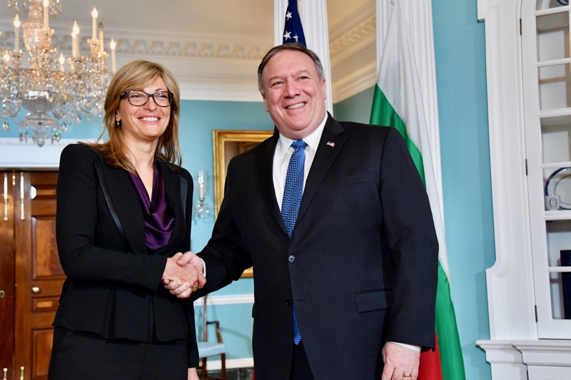 на снимката: Външният министър на България Екатерина Захариева и държавният секретар на САЩ Майк Помпео
