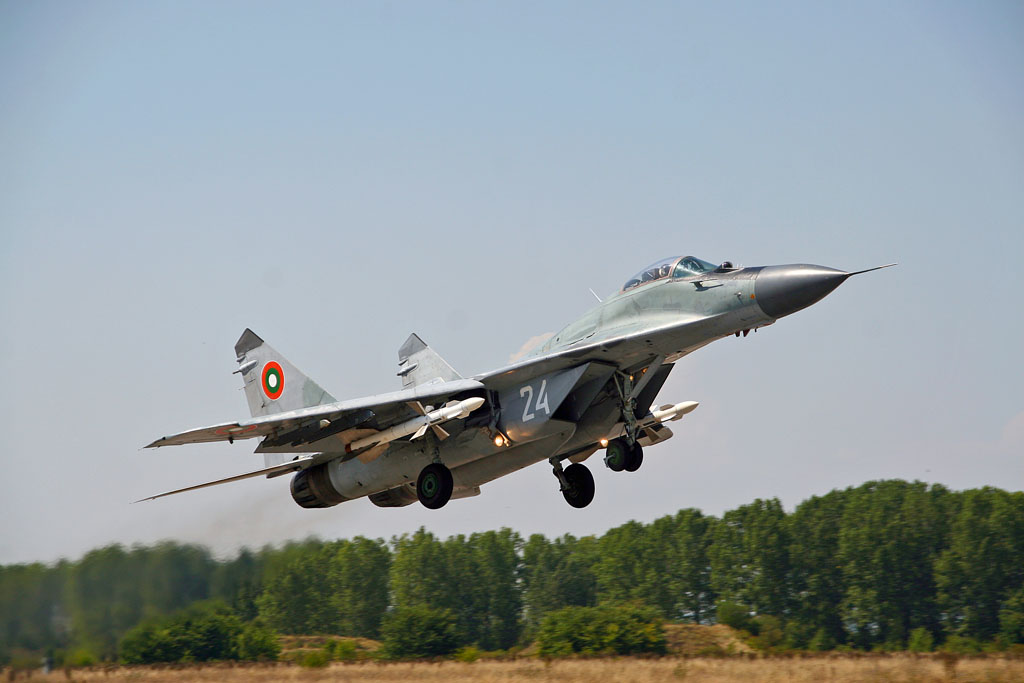 Правителството на Словакия одобри изпращането на 13 самолета МиГ-29 за