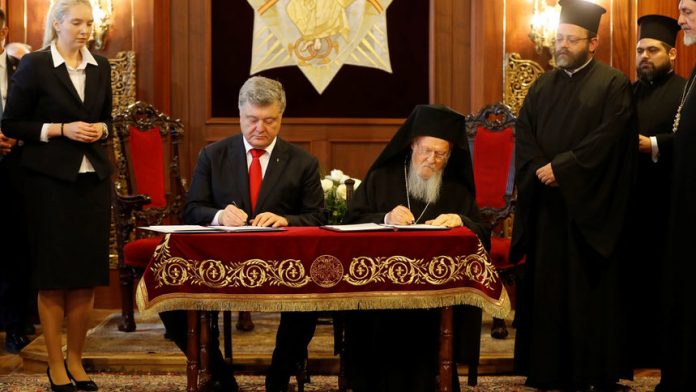Президентът на Украйна Петро Порошенко, патриархът на Константинопол Вартоломей