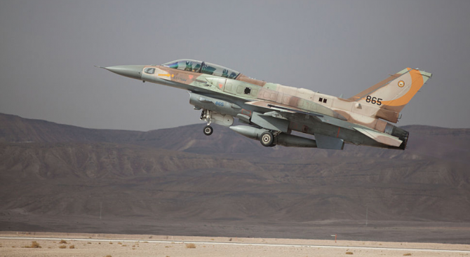 На снимката: изтребител F-16Правителството на Нидерландия обмисля да прехвърли някои