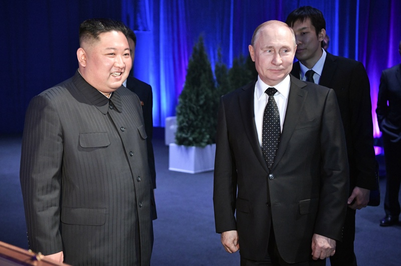 На снимката: севернокорейският лидер Ким Чен-Ун и президентът на Русия