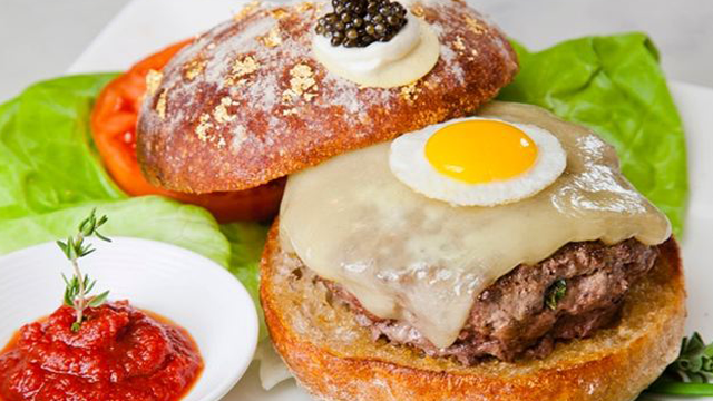 Най-скъпият бургер в света се продава в румънския град Клуж,