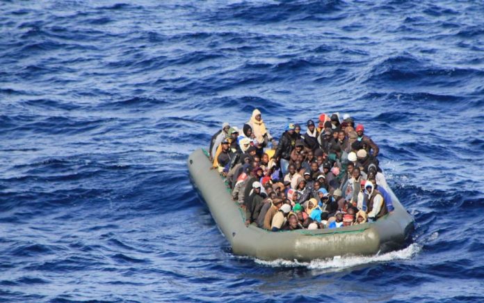 ай-малко 70 мигранти се удавиха, след като лодката им се преобърна и потъна във водите на Тунис. След инцидента 16 са били спасени от рибари, според тунизийската агенция Африке. Малко след появата на новината местните власти заявиха, че десетки мигранти са изчезнали, информира Спутник. Това стана, след като миналата седмица либийската брегова охрана заяви, че е спасила над 90 мигранти, опитвали се да достигнат до Европа нелегално. Европейският съюз преживява мащабна миграционна криза от 2015 г. насам поради притока на стотици хиляди мигранти и бежанци, бягащи от кризи в родните си страни в Близкия изток и Севернаmigrants Африка.