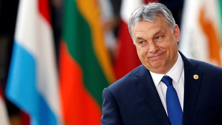 на снимката премиерът на Унгария Виктор ОрбанРано сутринта когато пътува