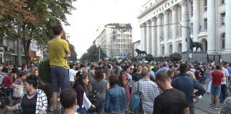 Хиляди излязоха на протест срещу Гешев
