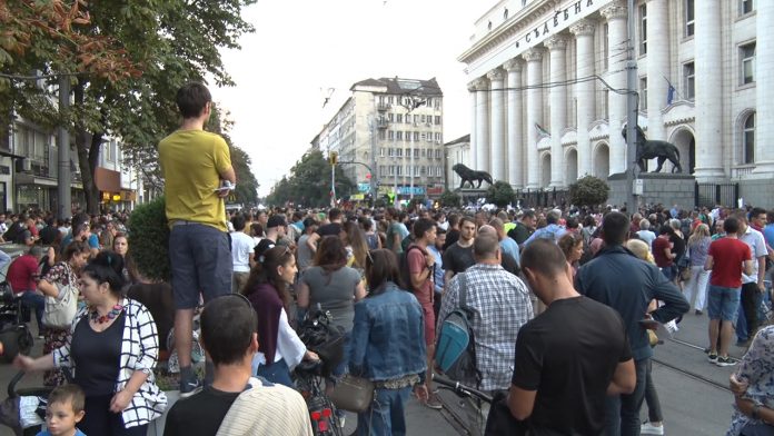 Хиляди излязоха на протест срещу Гешев