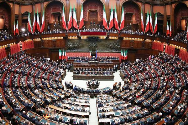 СподелиЕдинадесет италиански депутати бяха временно отстранени от два до 15