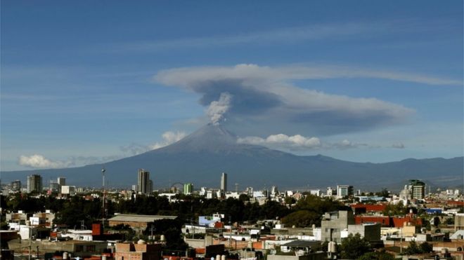 Вулканът Попокатепетъл в Мексико изригна
