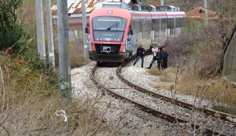 СподелиОт Българските държавни железници съобщават, че поради инцидент с неправилно