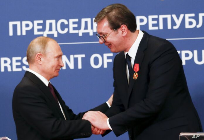 Сърбия и Русия демонстрират топли отношения в последно време Европейският парламент