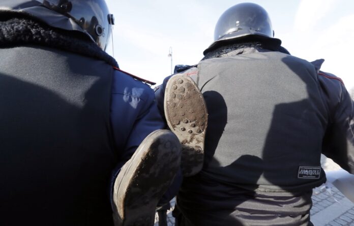 Силите за сигурност са задържали над 1400 души в Русия