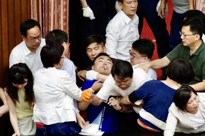 Бой в тайванския парламент
