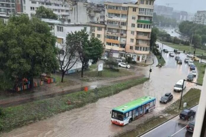 Наводнени улици във Варна