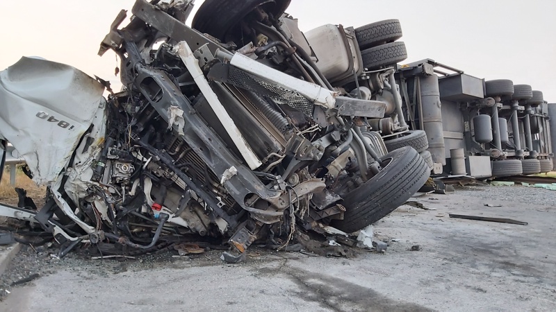 Катастрофа с камион на магистрала Хемус блокира движението в лентата