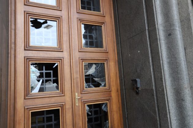 протестиращи счупиха стъклата на вратата на бившия Партиен дом